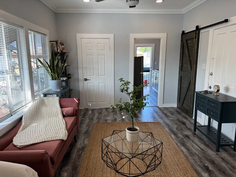 Building Photo - 5919 Lexington Ave