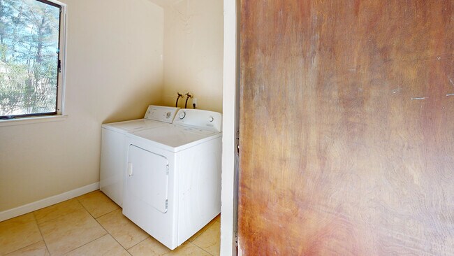 Building Photo - 37-1 Clay Ct-37