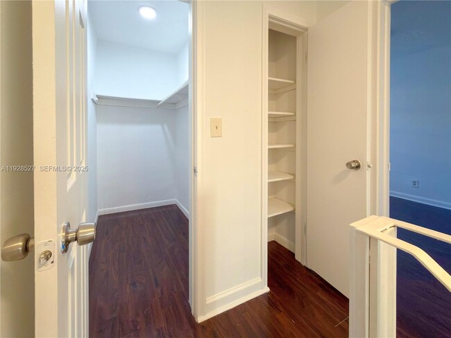 Building Photo - 2448 SW 42nd Ave