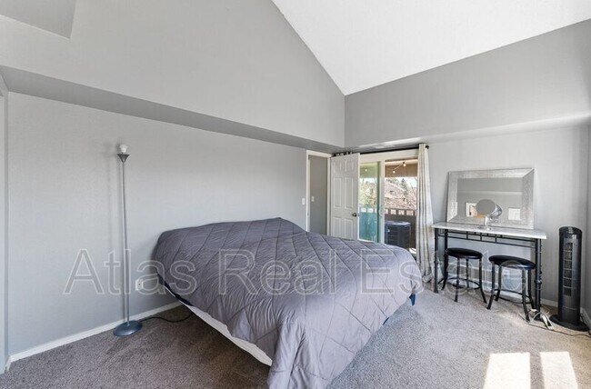 Building Photo - 12024 W Cross Dr