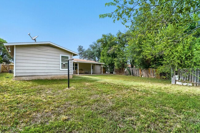 Building Photo - 8106 Windlake Dr