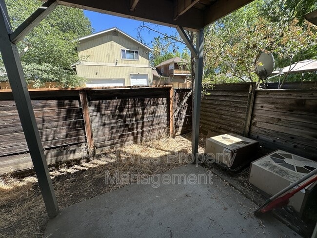 Building Photo - 415 NE Silverwood Pl