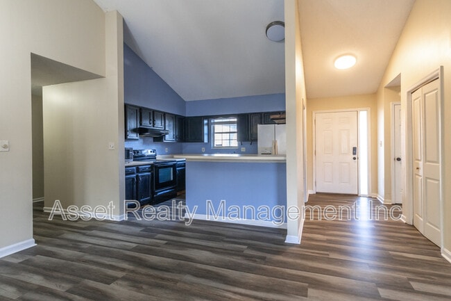 Building Photo - 1405 Wenlock Rd