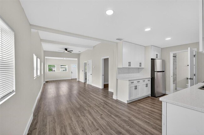 Building Photo - 2525 W Beach St