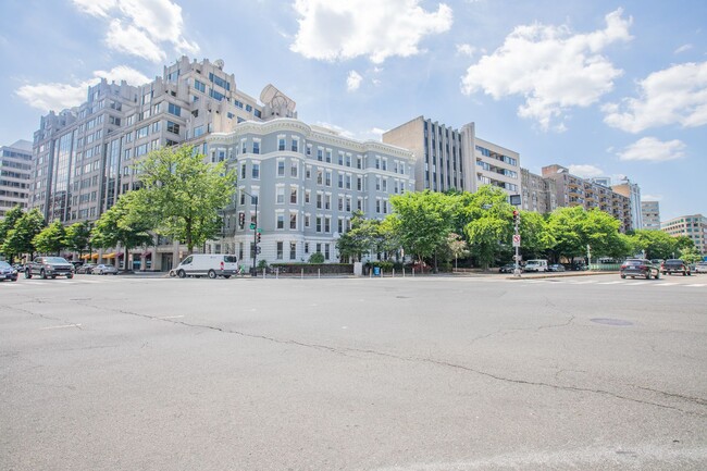 Building Photo - Spacious Studio Condo in Logan Circle!