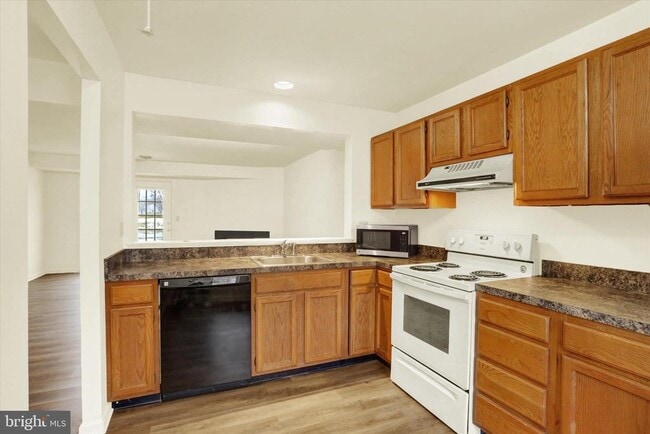 Building Photo - 903 Cambridge Ct