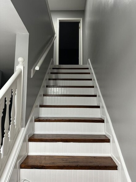 Building Photo - 8085 Creekwood Cir E