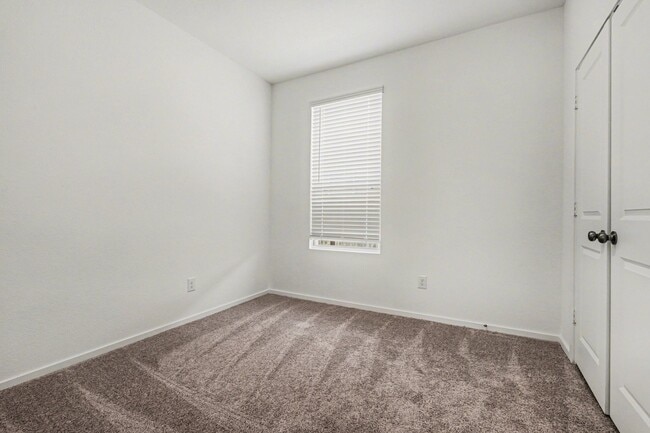 Building Photo - 622 Amber Fls Dr