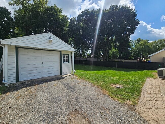 Building Photo - 275 N Seymour Ave