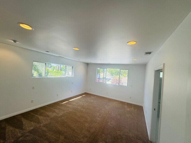 Building Photo - Exquisite 4-Bedroom Remodeled Retreat in t...