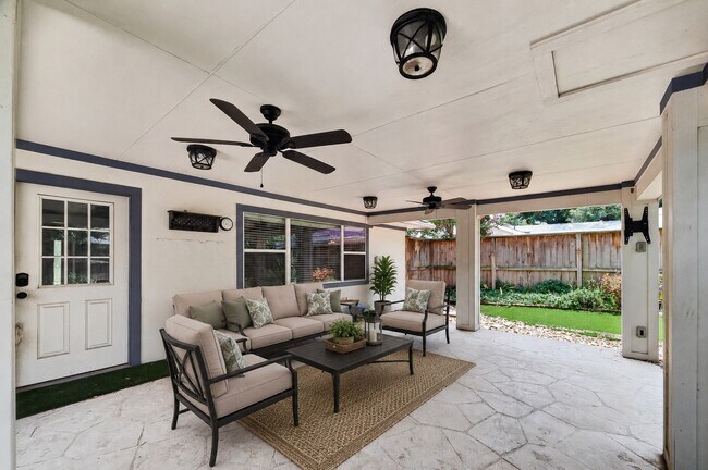 Building Photo - 811 Thicket Ln