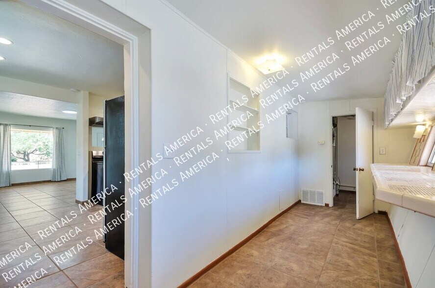 Building Photo - 1520 E Silver St