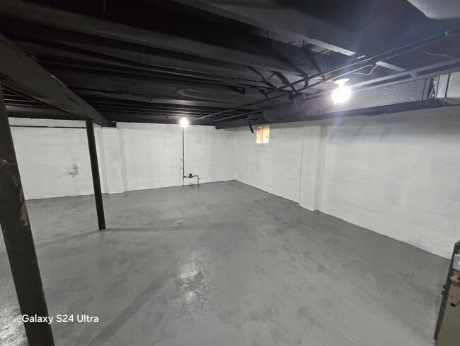 Building Photo - Beautifully Renovated 3-Bedroom Home – We ...