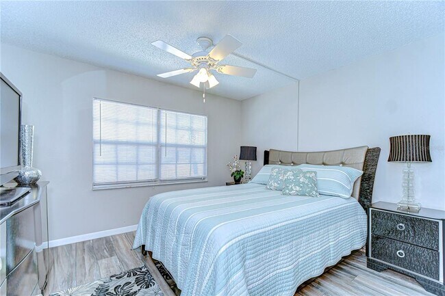 Building Photo - 13870 Oakwood Ln