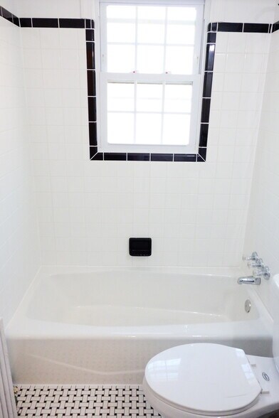 Building Photo - 812 Greenwood Cir