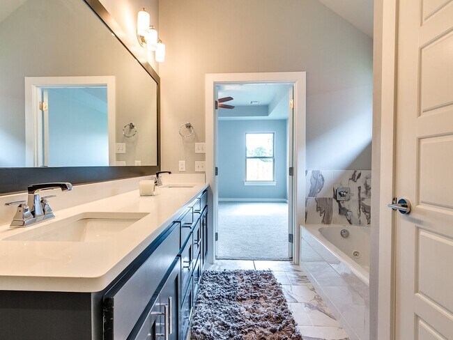 Building Photo - Modern Home in Edmond Schools - 4 bedrooms...