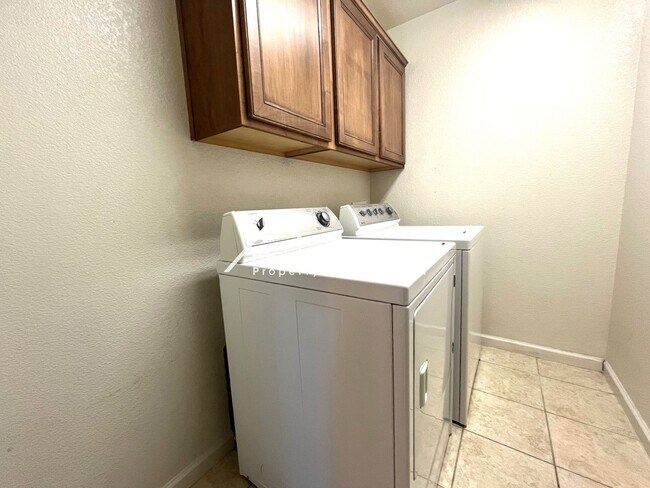 Building Photo - Beautiful Folsom 3bd/2.5ba Townhouse with ...