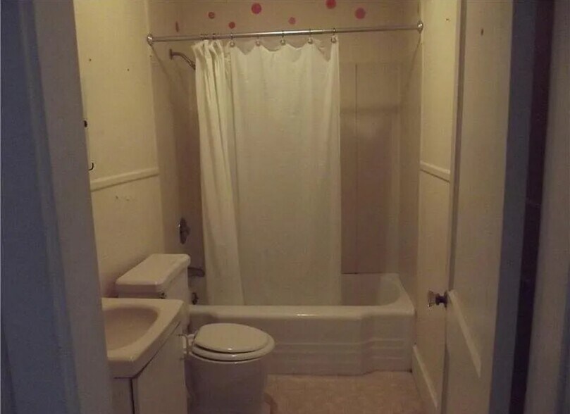 Bathroom - 6 Hallowell St