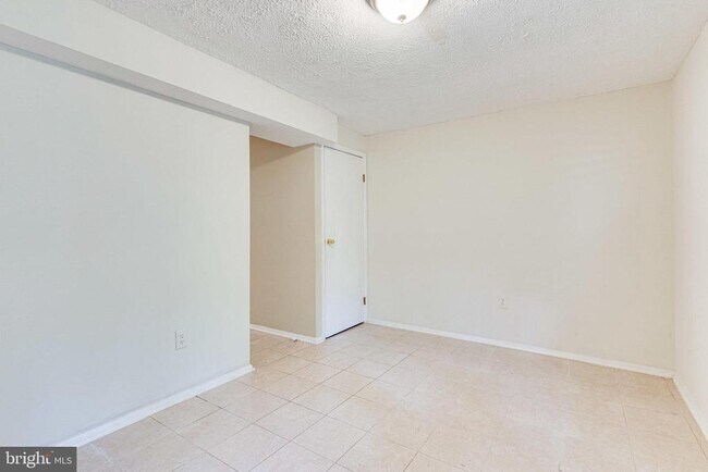 Building Photo - 2841 Shepperton Terrace