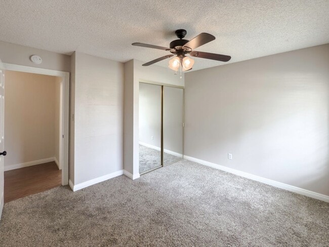Building Photo - 3 Bedroom/2 Bathroom Private Home with Lar...
