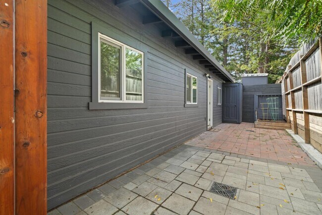 Building Photo - 789 Cañada Rd