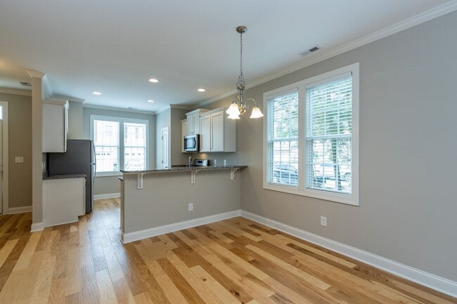 Building Photo - 3 bedroom/2.5 Bath End Unit Townhome in Ho...