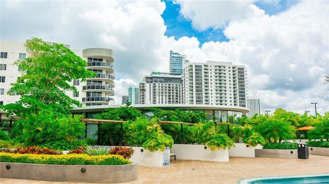 Building Photo - 700 NE 24th St