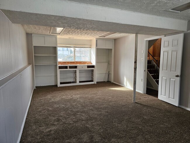 Building Photo - 4 Bedroom Bi Level with Large Yard and 2 Car Garage