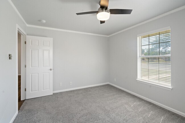 Building Photo - 113 White Feather Trail