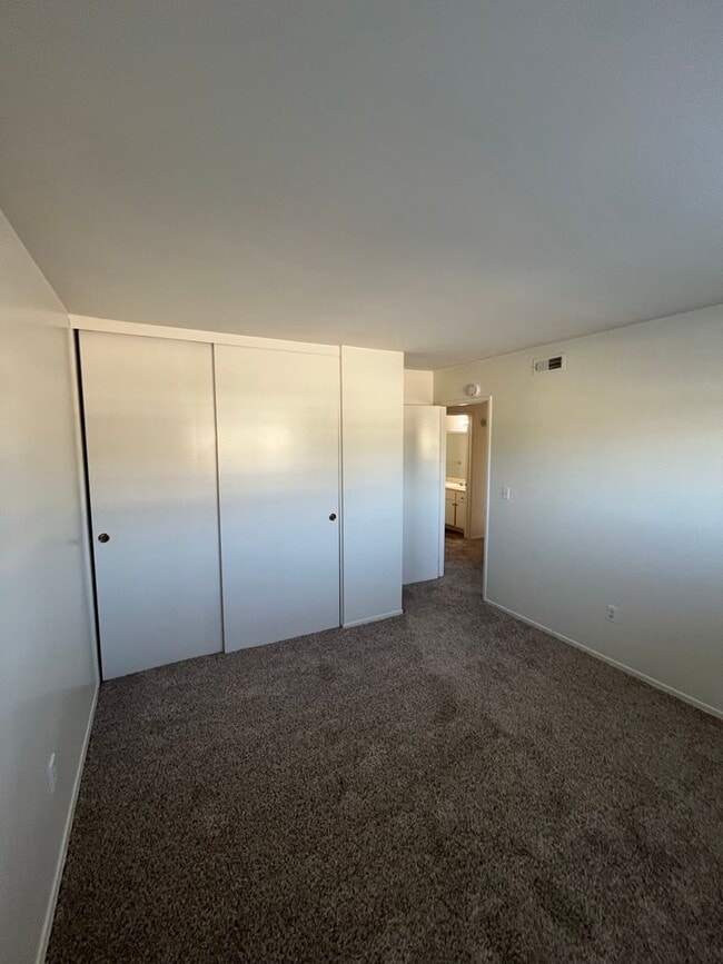 Building Photo - Beautiful 4 Bd Townhouse