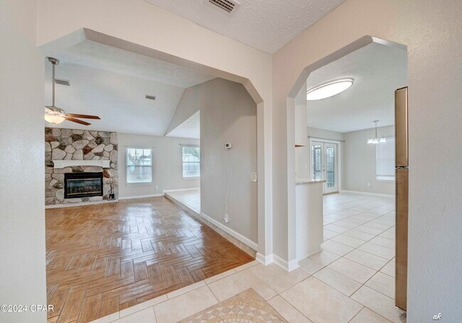 Building Photo - 305 S Star Ave