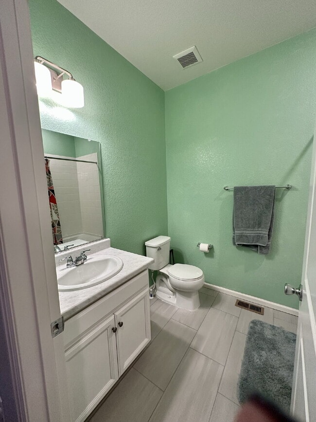 Building Photo - Don't Miss Out on this 3Bed+Study/3 Bath Home in Newer Painted Prairie