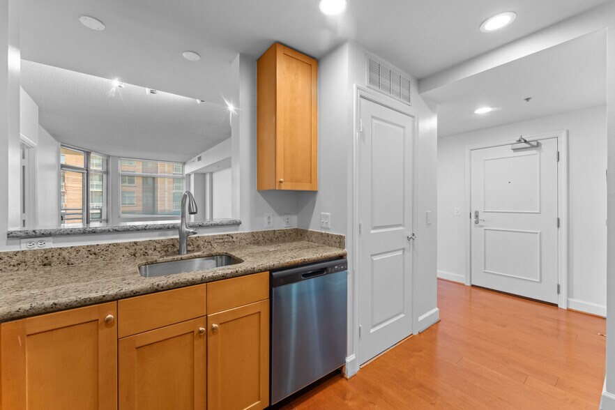 Building Photo - 3650 S Glebe Rd