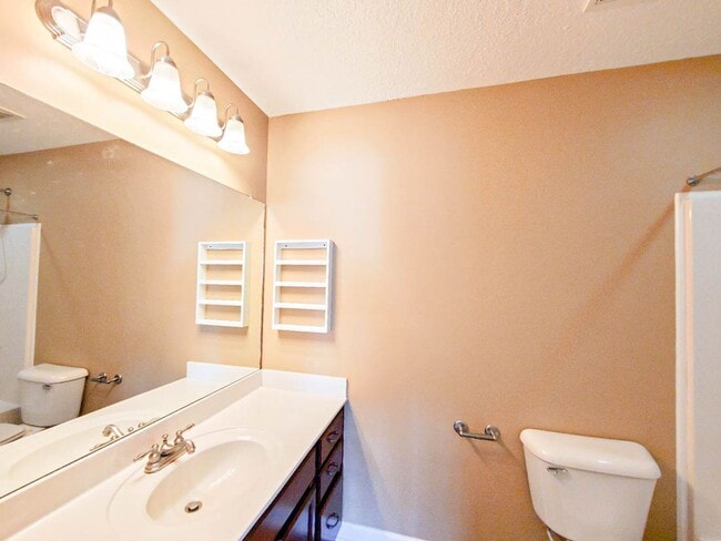 Building Photo - Pet Friendly Two Bedroom!