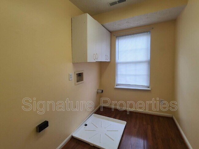 Building Photo - 10 Lockwood Dr