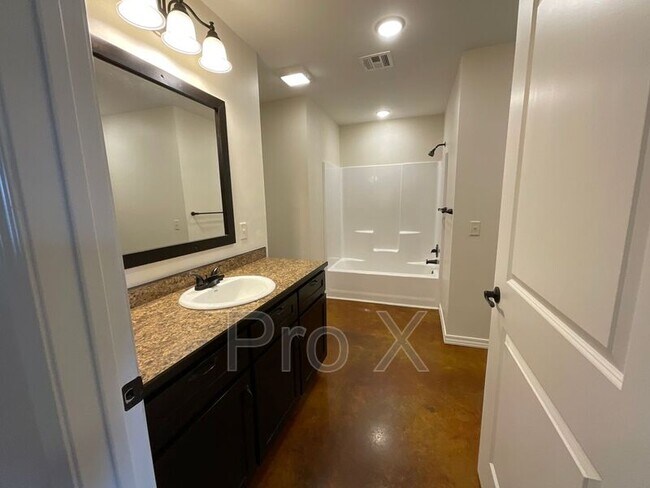 Building Photo - 408 Carson Way