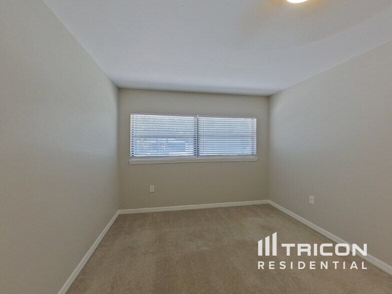 Building Photo - 2258 Lake Dr
