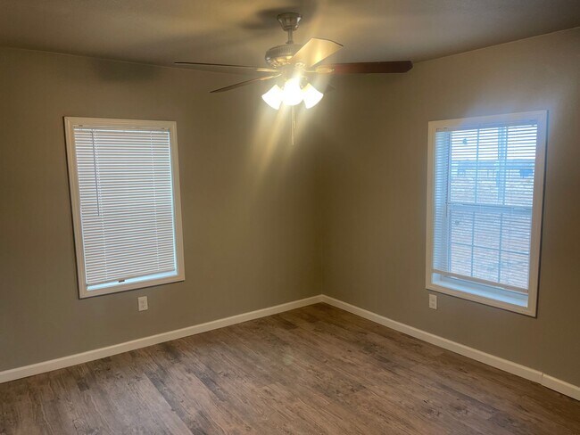 Building Photo - SLATON CHARMER! Totally Remodeled!! Availa...