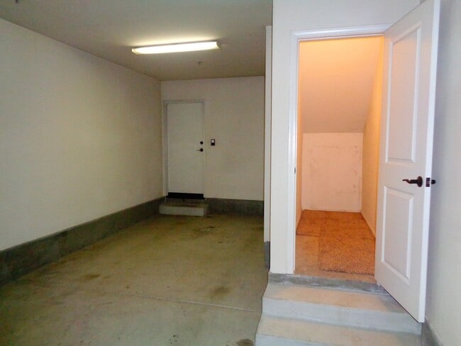 Building Photo - 3 Bed 3 Bath Condo for Rent at the Whittie...
