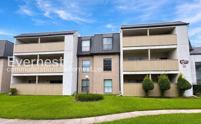 Building Photo - 2 Bed/2 Bath Condo with Modern Amenities / Available Now!