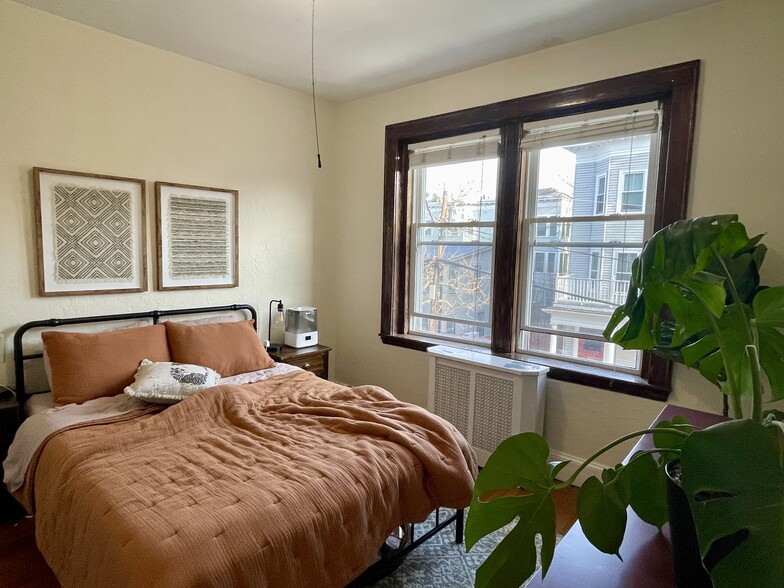 Building Photo - 17 Gray St