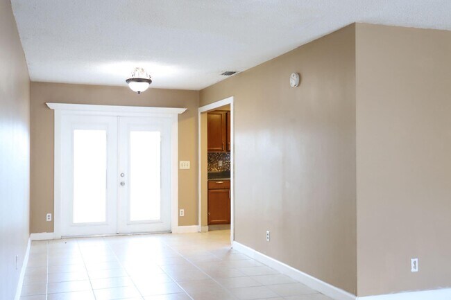 Building Photo - 2303 Seaside Dr
