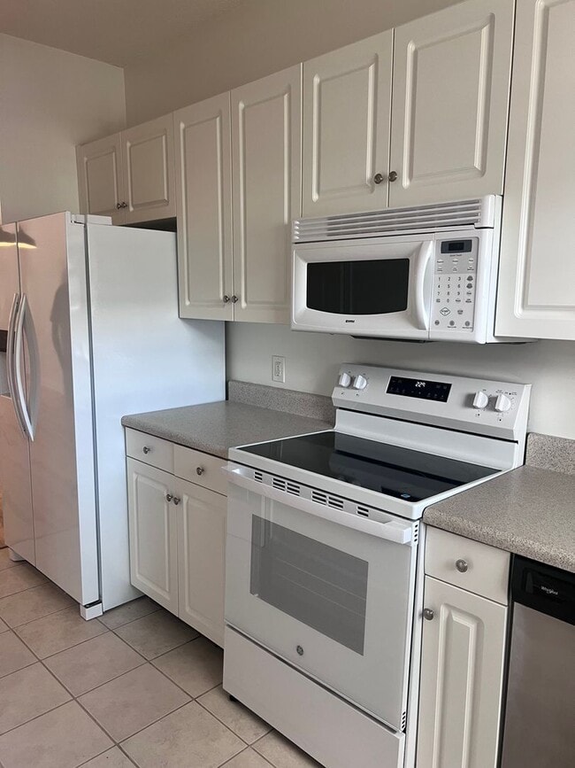 Building Photo - Newly renovated 2 bedroom, 2 bathroom condo coming soon!