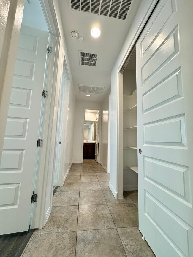 Building Photo - 9006 W Rancho Dr