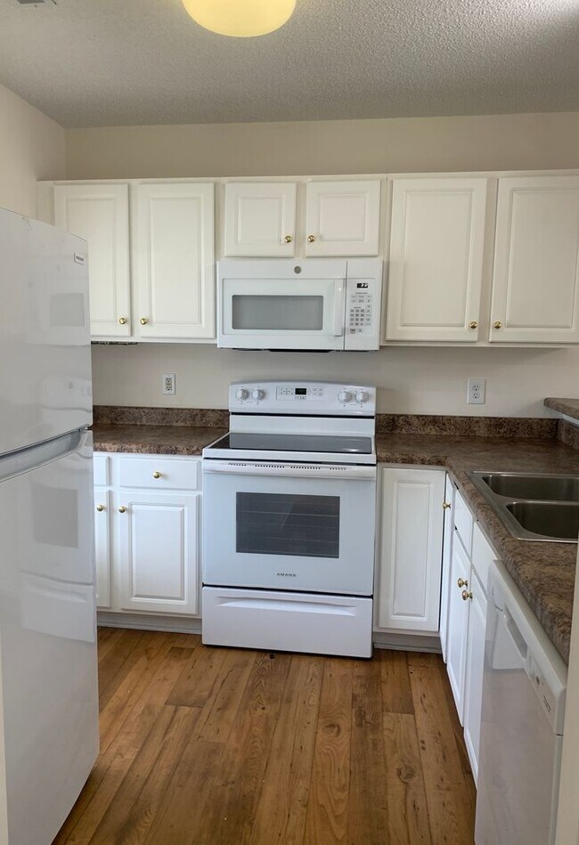 Building Photo - 2 Bedroom, 2 Bath Condo (Holton Place): Wa...