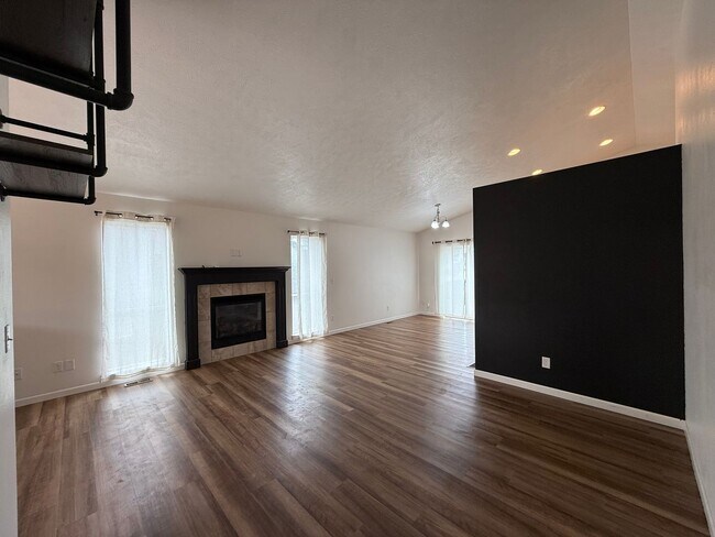 Building Photo - New Listing! Beautiful 4 Bed / 3 Bath Home...
