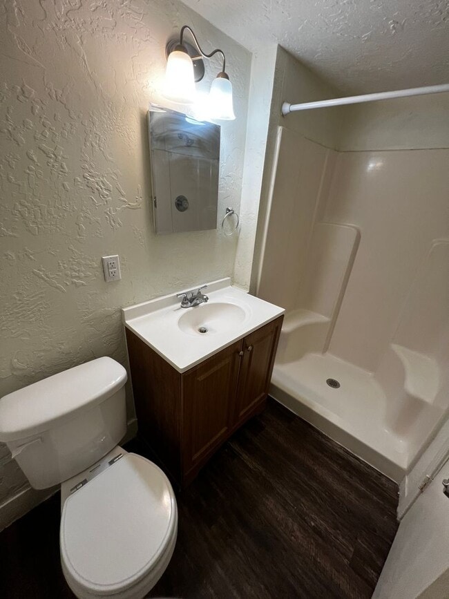 Building Photo - 2BD/1 BA Duplex
