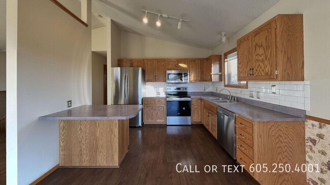 Building Photo - 4 Bed 2 Bath House with 2-stall attached g...