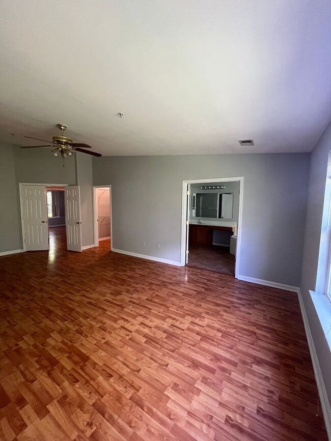 Building Photo - 3 bedroom townhome available near Largo To...