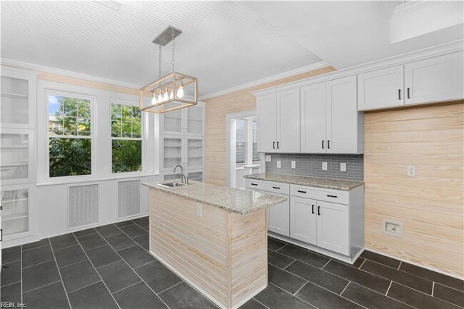 Building Photo - One-of-a-Kind 6-Bedroom Property